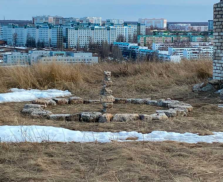На горе под Нижнекамском обнаружены загадочный круг и башни из камней ростом с человека