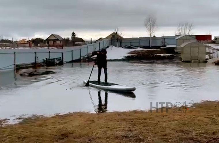 Житель деревни в Нижнекамском районе плавает на байдарке по затопленному огороду