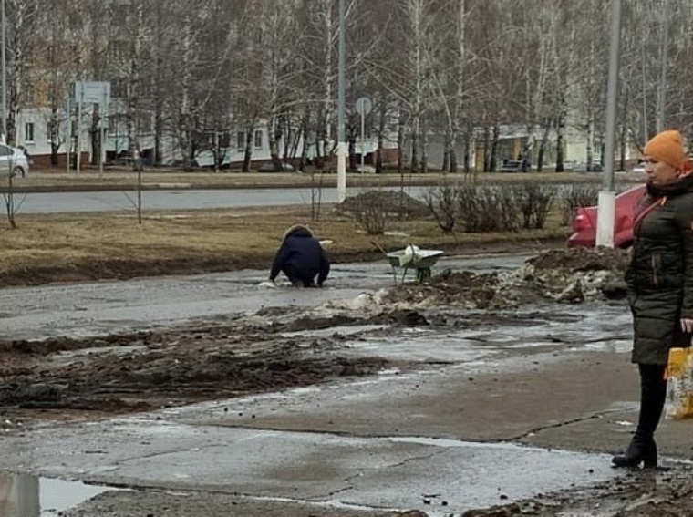 Житель Нижнекамска уже несколько лет сам ремонтирует дорогу