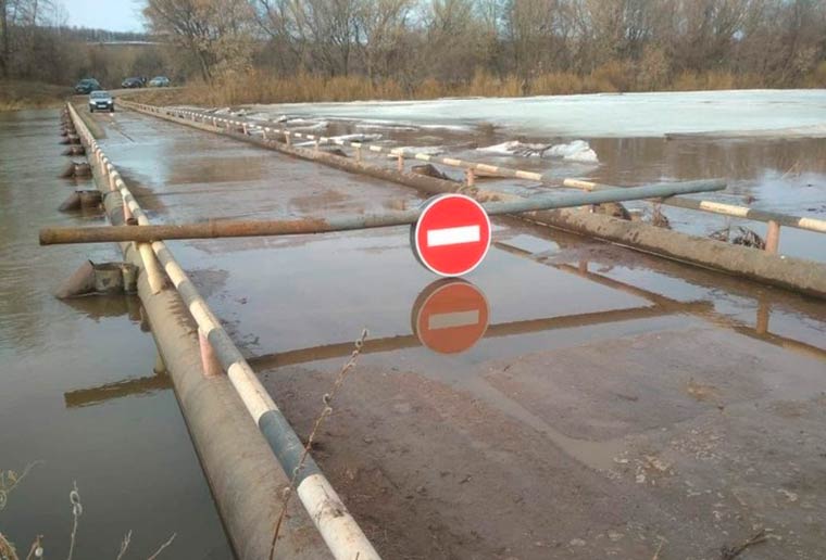 В Азнакаевском районе затопило мост, соединяющий Татарстан с Башкирией