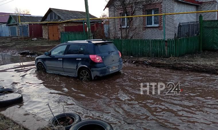 «Вот так плывем до дому»: жительница Большого Афанасово показала затопленную улицу