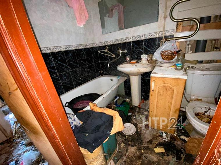 В Нижнекамске супруги устроили дома помойку, хозяйка квартиры уже 3 года не выходит на улицу