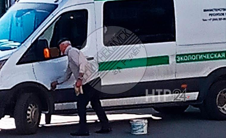 Водителя экологической службы жители Нижнекамска застали за мытьем машины