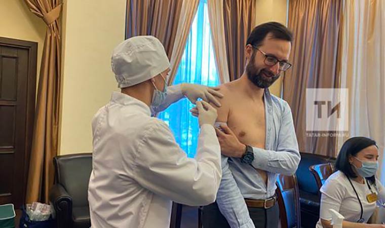 Сотрудники «Татмедиа» и замминистра здравоохранения РТ сделали прививки от COVID-19