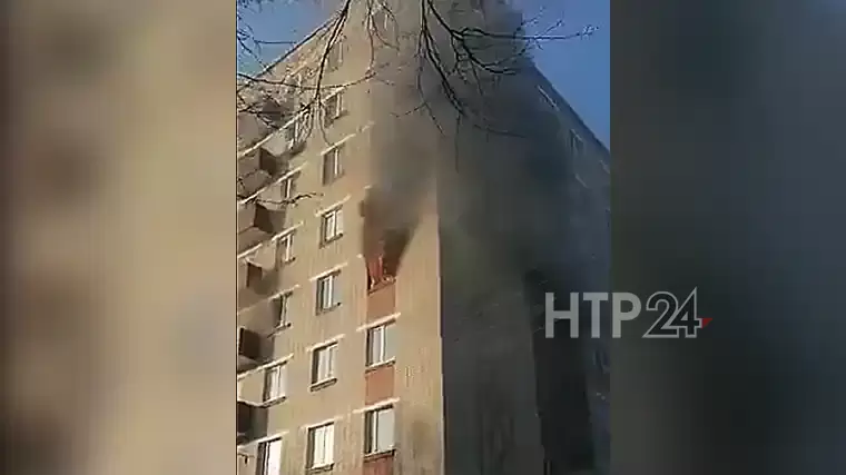 Очевидец снял на видео, как горит квартира на ул.30 лет Победы в Нижнекамске