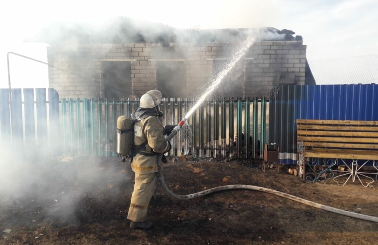 В Татарстане мужчина успел выбраться из пожара после того, как услышал сигнал извещателя