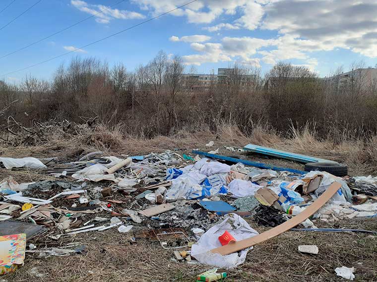 В Нижнекамске неизвестный выкинул у родника на ул. Лесной мусор после ремонта