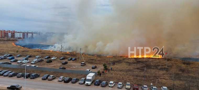 Нижнекамцев просят срочно убрать автомобили со стоянки около горящего поля на Гайнуллина