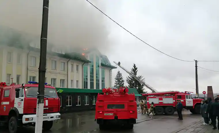Пожарные ликвидируют горение кровли гостиницы в Мамадыше