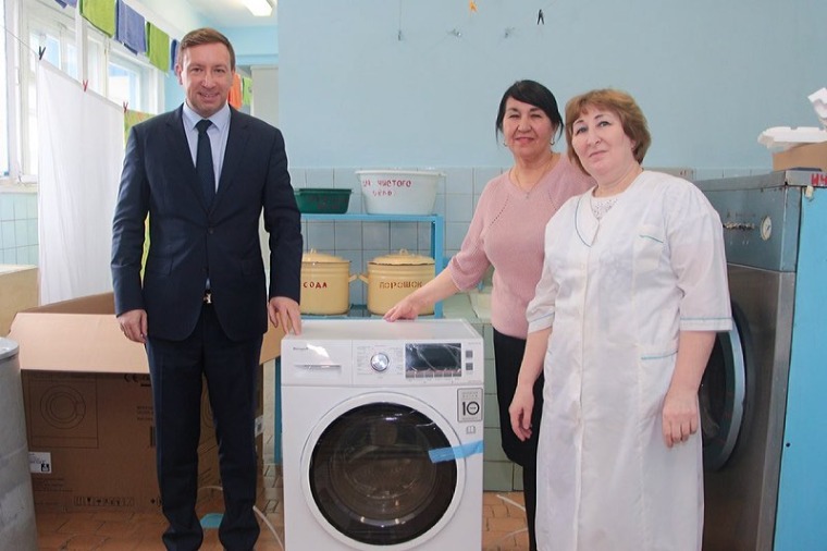 Депутат подарил нижнекамскому детскому саду новую стиральную машину