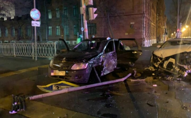 В Казани автомобилист протаранил 2 легковых автомобиля