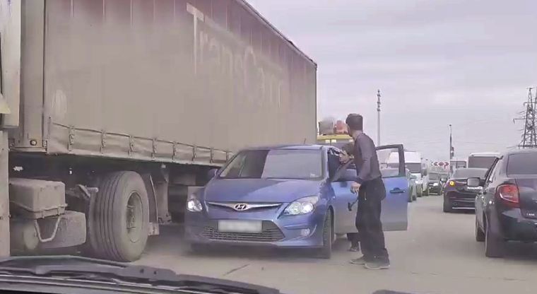 На дороге в Нижнекамске дальнобойщик с молотком припугнул водителя-торопыгу