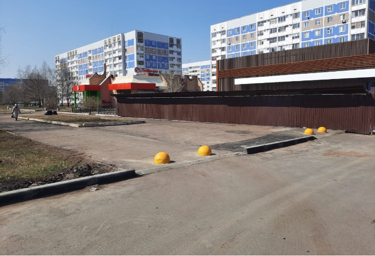 В Нижнекамске установили полусферы на тротуаре, чтобы преградить дорогу машинам