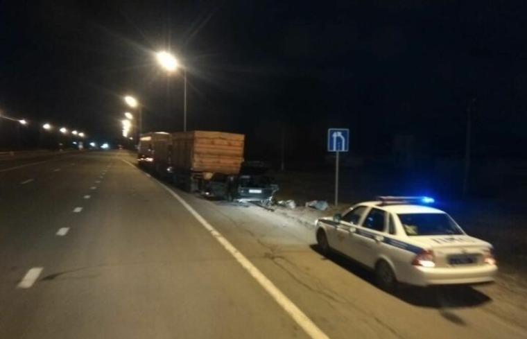 В Татарстане от столкновения с грузовиком погиб водитель легковушки
