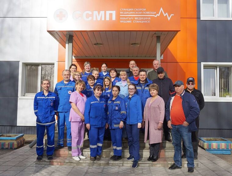 Коллектив Нижнекамской ЦРМБ поздравил работников скорой помощи с их праздником