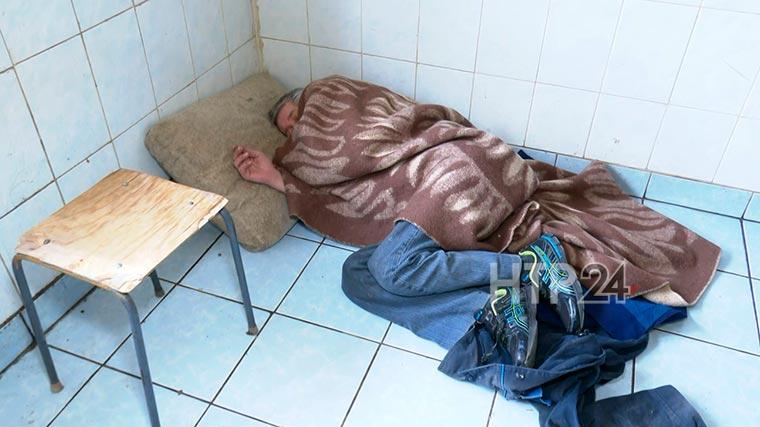 В Нижнекамске афганец остался без жилья и поселился на кухне общежития