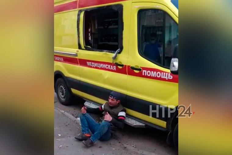В Нижнекамске пьяный «пациент» пробил головой окно скорой помощи