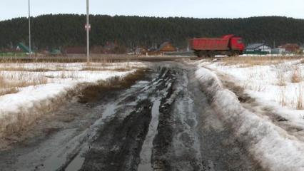 В селе Нижнекамского района дорога превратилась в болото, но заасфальтируют участок у исполкома