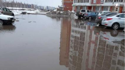 В Нижнекамске машины на стоянке утонули в талых водах