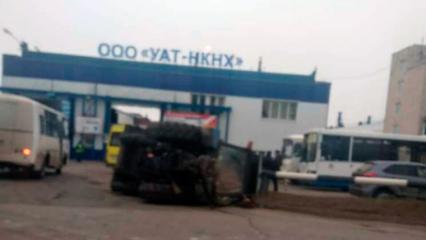 В промзоне Нижнекамска перевернулся трактор, ДТП попало на видео