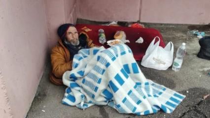 Нижнекамцы хотят помочь бездомному, который спит под балконом дома
