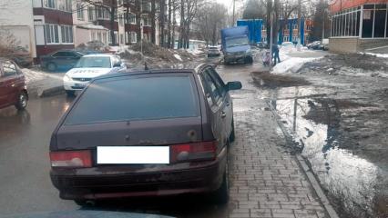 В Нижнекамске оштрафовали водителей, которые припарковались на тротуаре у детской поликлиники