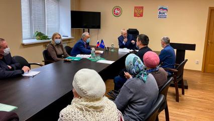 Депутат Госдумы Олег Морозов провёл приём жителей в Нижнекамске и подарил книги библиотеке