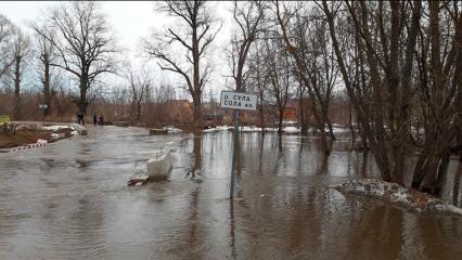В Татарстане жители деревни оказались отрезаны от дорог разлившейся рекой