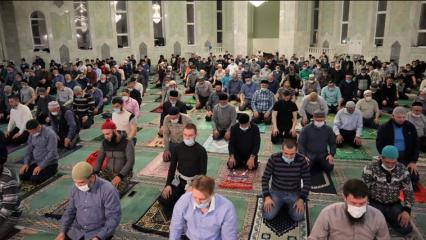 На таравих в Центральную Соборную мечеть Нижнекамска пришли сотни верующих