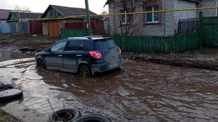 «Вот так плывем до дому»: жительница Большого Афанасово показала затопленную улицу