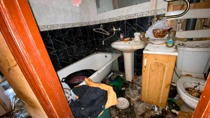 В Нижнекамске супруги устроили дома помойку, хозяйка квартиры уже 3 года не выходит на улицу