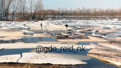 Нижнекамские подростки бегали по льдинам на Каме