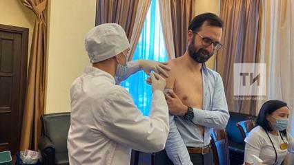 Сотрудники «Татмедиа» и замминистра здравоохранения РТ сделали прививки от COVID-19