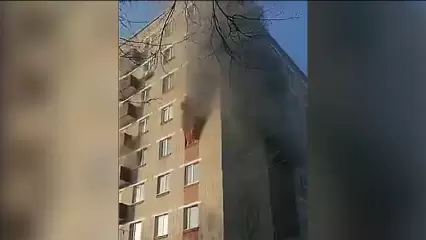 Очевидец снял на видео, как горит квартира на ул.30 лет Победы в Нижнекамске