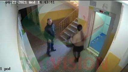 В Нижнекамске на камеры попал мужчина, который приставал к молодой девушке