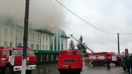 Пожарные ликвидируют горение кровли гостиницы в Мамадыше