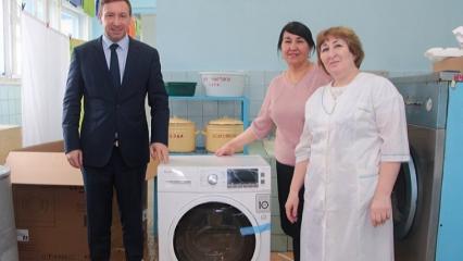 Депутат подарил нижнекамскому детскому саду новую стиральную машину
