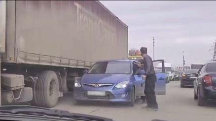 На дороге в Нижнекамске дальнобойщик с молотком припугнул водителя-торопыгу - НТР 24