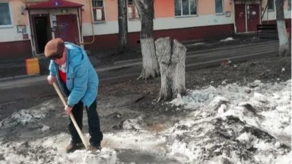 В Нижнекамске мужчина помогает дворнику убираться