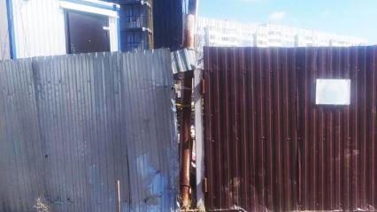 В Нижнекамске женщину едва не убили открывшиеся порывом ветра ворота, её увезли на скорой - НТР 24