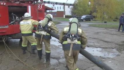 Пожарные в Казани спасли мужчину из горящей квартиры