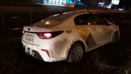 В Казани такси опрокинулось на крышу после того, как вылетело с трассы