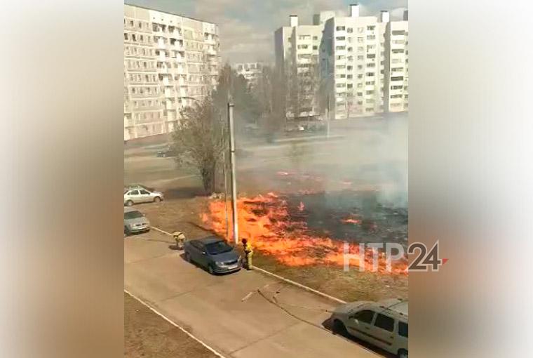 В Нижнекамске пожарные потушили огонь спецовками