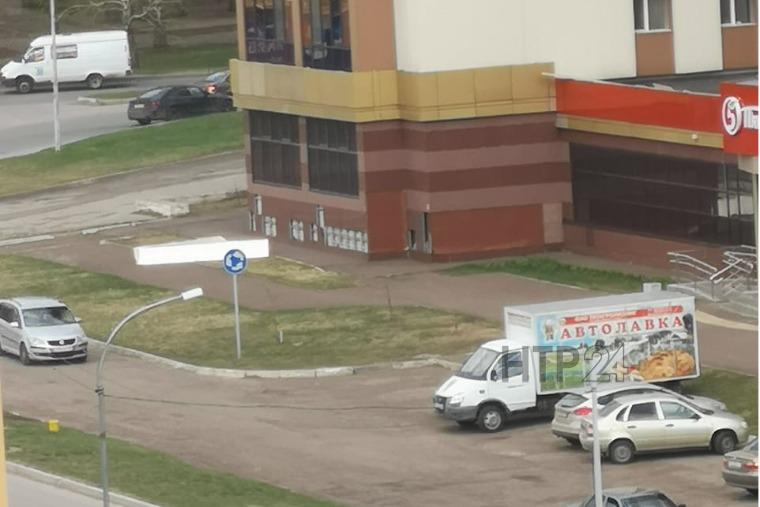 В Нижнекамске облицовка дома падает на тротуар, по которому ходят люди
