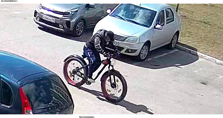 Полицейские Нижнекамска разыскивают поджигателя на велосипеде