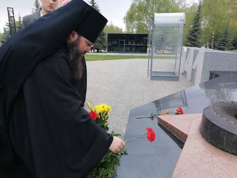 Епископ Елабужский возложил цветы к Монументу Победы в Нижнекамске