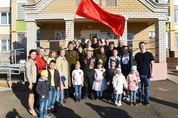 Жители Нижнекамска поздравили с Днём Победы ветерана Великой Отечественной войны Зинура Давляткирова