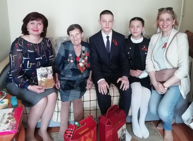 В Нижнекамске 99-летнюю участницу войны поздравили с Днём Победы
