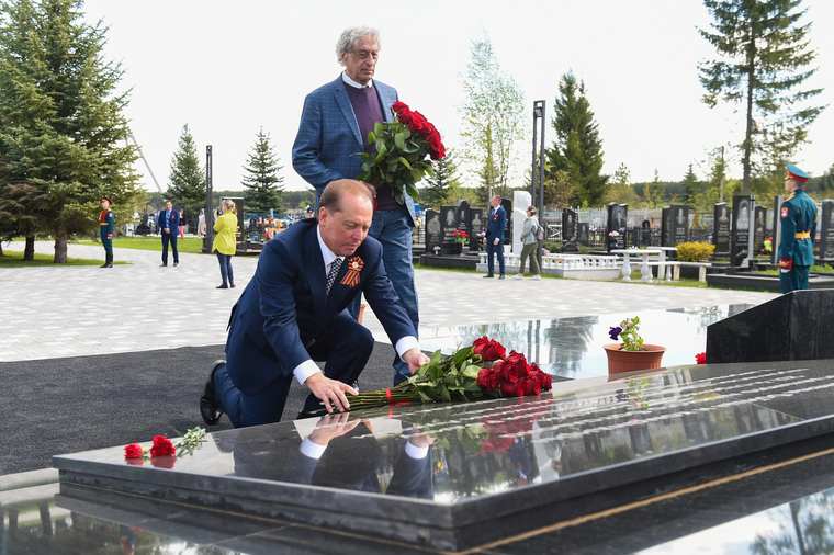 Мэр Нижнекамска возложил цветы к братской могиле, где похоронен его дед