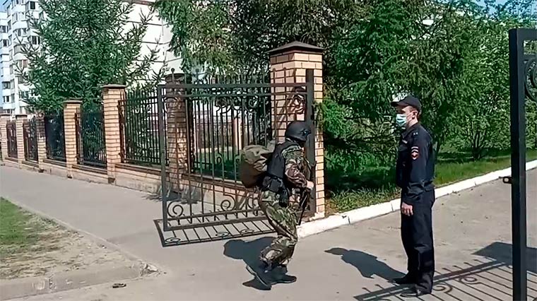 Жителей дома в Казани, где жил расстрелявших школьников юноша, эвакуировали